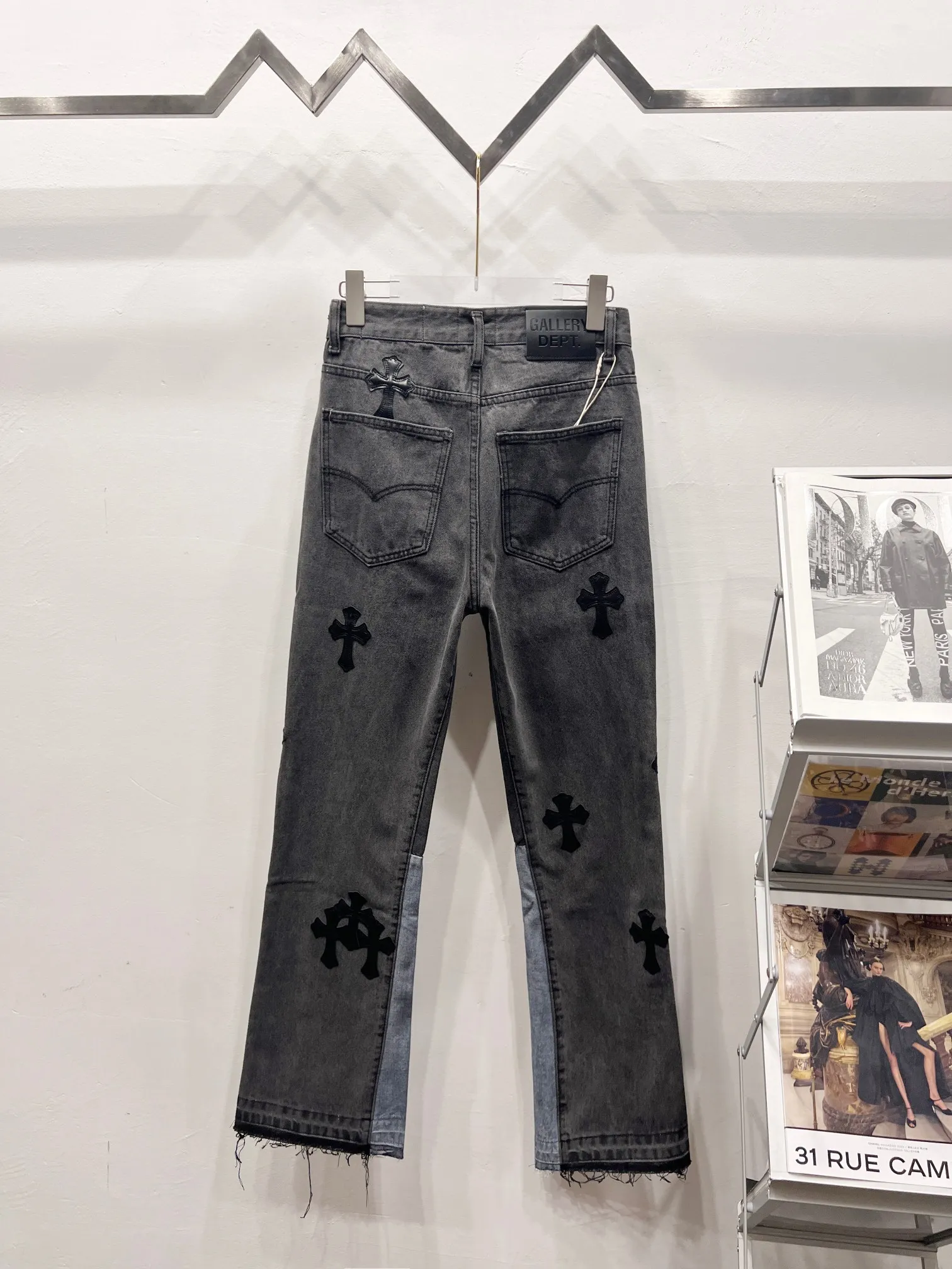 P260 Style number: (A002) GALLERY DEPT. Co-branded 2025 new black cross-leather splicing couple's style loose washed flared jeans 🔥High version🔥High version🔥 Top ceiling quality Styles with different washed textures are very friendly to people with thin legs and thick legs. The slightly flared version is very flattering. Moderate length that never goes out of style, easy to match with casually, basic styling for various styles, a must-have in the wardrobe! The fabric is stiff but also makes the upper body soft without losing texture. The washing process is even more perfect. It is a must-have item for everyone! ! ! Washed wheat, tag, pants label, three complete labels Color: washed black, washed blue Size: 28, 30, 32, 34 (four sizes)